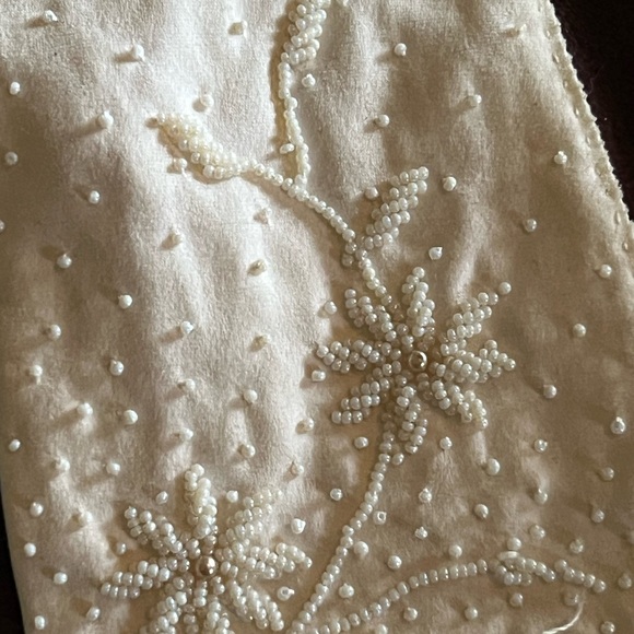 Pair of vintage beaded gloves by Elsie Tu size 7. - Picture 4 of 5
